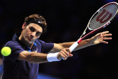 Federer golpea de revés en el partido ante Fish.