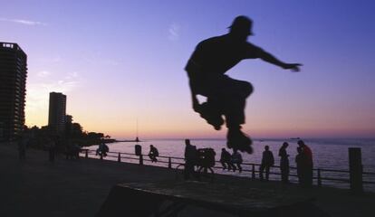 Atardecer en el paseo de la Corniche, en Beirut (Líbano).