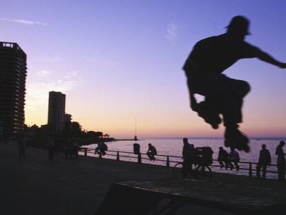 Atardecer en el paseo de la Corniche, en Beirut (Líbano).