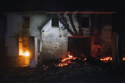 La llegada de la lluvia durante la noche ha mejorado las condiciones para la extinción de los fuegos, cuyo origen se cree que pudo ser intencionado. En la imagen, un edificio dañado en La Caridad (Asturias).