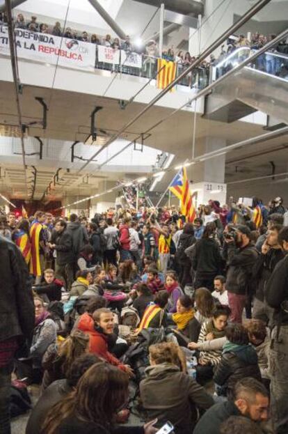 La “bona gent” és la que ocupa les vies del tren de l’AVE a Girona.