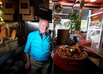 Amadeo Lázaro, fundador y propietario del bar Los Caracoles, en la plaza de Cascorro.