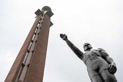 Estatua con el brazo en alto a la entrada del Estadio Olímpico de Ámsterdam.