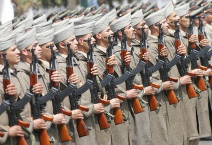 Soldats marocains défilent pendant la célébration du 50 anniversaire des Forces Armées Royales.