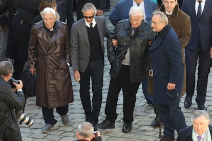 De izquierda a derecha, el actor francés Charles Gerard, el piloto Paul Belmondo y el actor Jean-Paul Belmondo, abandonan el Palacio de los Inválidos tras el funeral de Charles Aznavour.