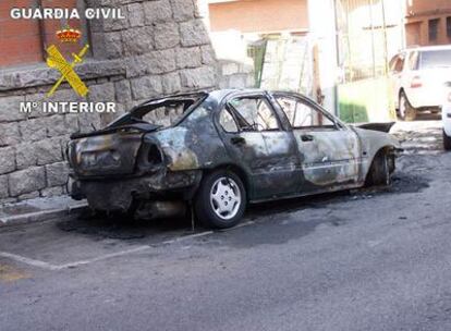 Imagen del vehículo quemado.