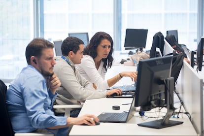 Trabajadores de BeeDIGITAL, en la oficina de San Sebastián de los Reyes (Madrid).