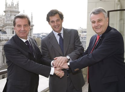 Los responsables de Enel, F. Conti (izda); Acciona, J.M. Entrecanales, y E.ON, W. Bernotat, en abril de 2007.