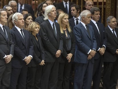 Los hijos de la duquesa de Alba y su viudo, Alfonso Díaz, en el funeral de su madre, el 21 de noviembre de 2014 en Sevilla.