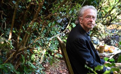 El escritor Peter Handke en su casa a las afueras de París este jueves, después de conocer que era el galardonado con el Nobel de Literatura 2019.