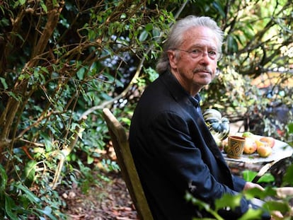 El escritor Peter Handke en su casa a las afueras de París este jueves, después de conocer que era el galardonado con el Nobel de Literatura 2019.