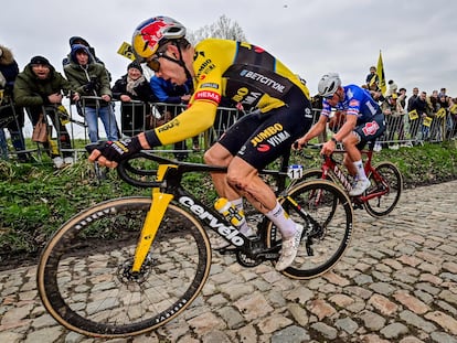 Van Aert, de amarillo, y Van der Poel, el domingo pasado en Flandes.
