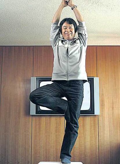 Shigeru Miyamoto ha creado videojuegos que han vendido más de 350 millones de ejemplares. Aquí hace una demostración de Wii Fit, un nuevo aparato de Nintendo para mantenerse en forma