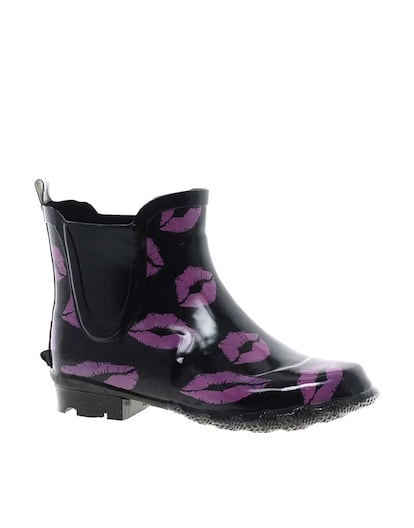 Botas con estampados de besos de Juju (20,22 euros).