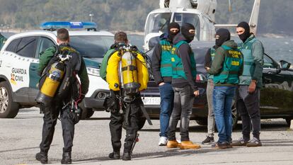 VILAGARCÍA DE AROUSA (PONTEVEDRA), 13/03/2023.- Buceadores y agentes de la Guardia Civil montan guardia en las inmediaciones del puerto de Vilaxóan, en Vilagarcía de Arousa, Pontevedra, donde ha sido avistado un narcosubmarino. Fuentes de la investigación han confirmado a Efe que el batiscafo, similar a los narcosubmarinos que emplean las redes de narcotráfico, se encuentra custodiado por la Guardia Civil. EFE/Lavandeira Jr
