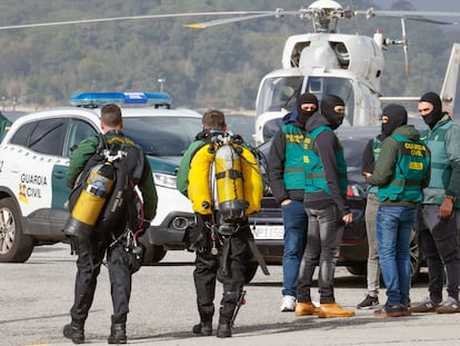 VILAGARCÍA DE AROUSA (PONTEVEDRA), 13/03/2023.- Buceadores y agentes de la Guardia Civil montan guardia en las inmediaciones del puerto de Vilaxóan, en Vilagarcía de Arousa, Pontevedra, donde ha sido avistado un narcosubmarino. Fuentes de la investigación han confirmado a Efe que el batiscafo, similar a los narcosubmarinos que emplean las redes de narcotráfico, se encuentra custodiado por la Guardia Civil. EFE/Lavandeira Jr
