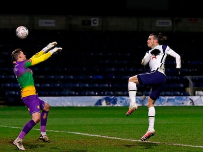 Bale supera al portero del Wycombe Wanderers en la cuarta ronda de la FA Cup.
