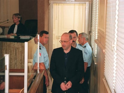 Jean-Claude Romand llega a la sala donde se celebró el juicio en 1996. 