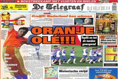 Van Bommel disfrazado como torero es la portada de la sección de deportes del diario holandés De Telegraph.