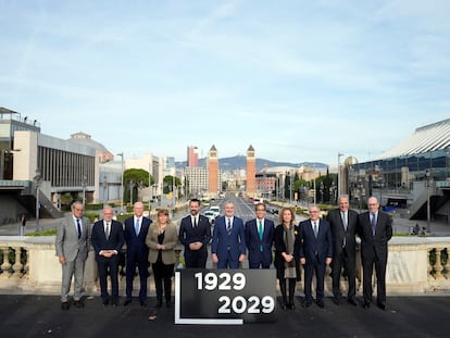 El alcalde de Barcelona, Jaume Collboni, rodeado de autoridades de la Generalitat y la Fira de Barcelona, en la presentación de la comisión del Centenario de la Exposición Internacional de 1929.