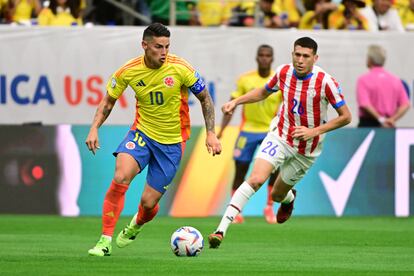 James Rodríguez conduce el balón en el partido de la Copa América frente a Paraguay, en el NRG Stadium de Houston.