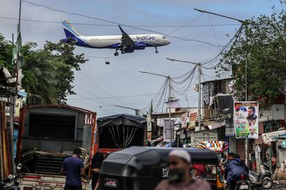 Avión se prepara para aterrizar en el Aeropuerto Internacional Chhatrapati Shivaji Maharaj en Mumbai