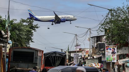 Un avión se prepara para aterrizar en el Aeropuerto Internacional Chhatrapati Shivaji Maharaj en Mumbai.