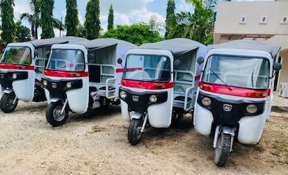 Algunos de los motocarros ambulancia de Raise Foundation, en el Estado nigeriano de Níger.