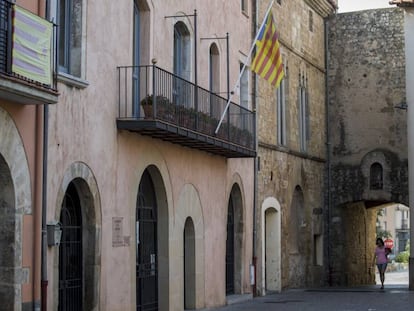 Fachada de l'Ajuntament de Bàscara.