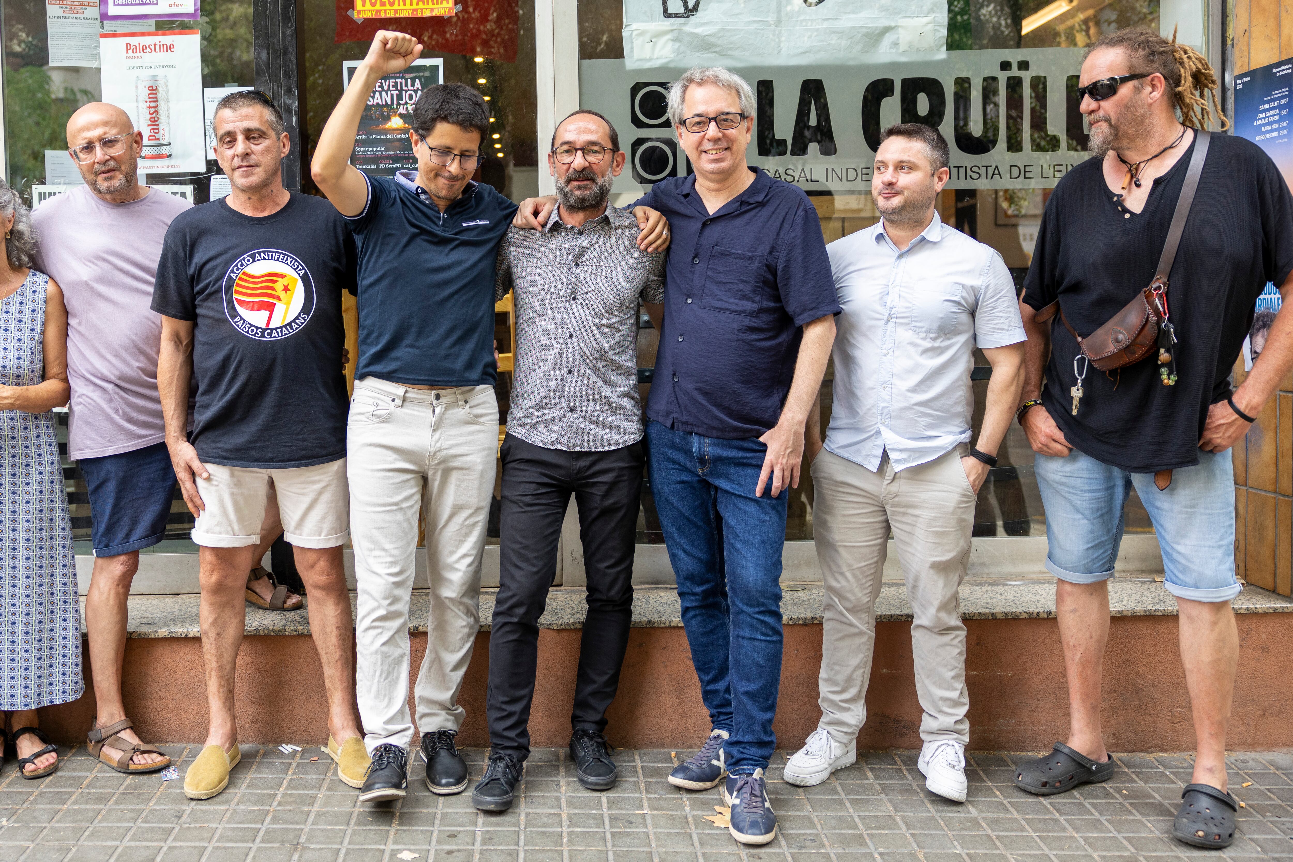 Martí Mayoral, portavoz de Alerta Solidària, alza el brazo al celebrar este jueves la sentencia del TJUE.