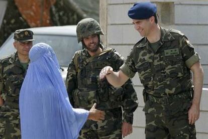 El príncipe Felipe saluda a un soldado disfrazado como una afgana durante unas maniobras en la base Álvarez de Sotomayor, en Almería.