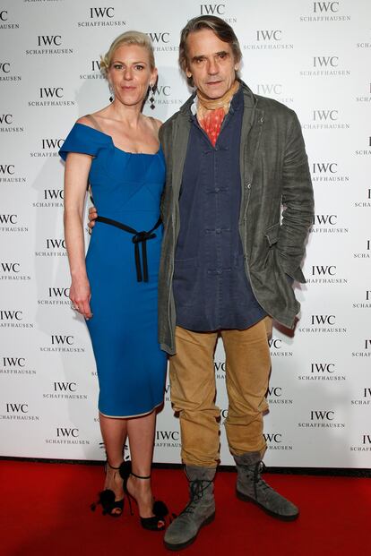El actor Jeremy Irons, vestido de sport, posa con Karoline Huber.