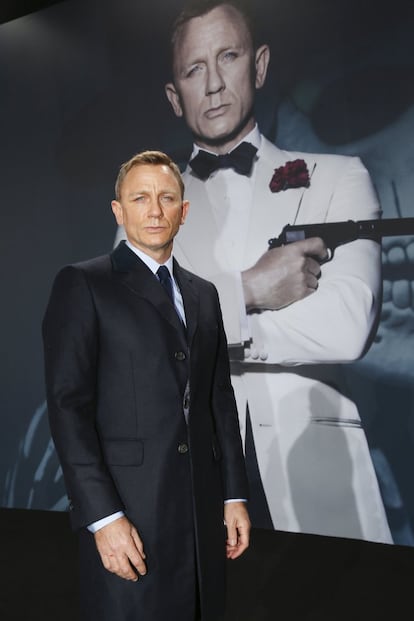 Daniel Craig posa junto a su personaje de James Bond en Berlín (Alemania), en 2015.