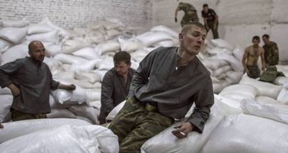Un hombre con ayuda humanitaria rusa en Donetsk.