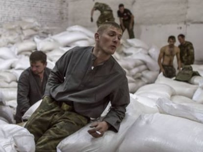 Un hombre con ayuda humanitaria rusa en Donetsk.
