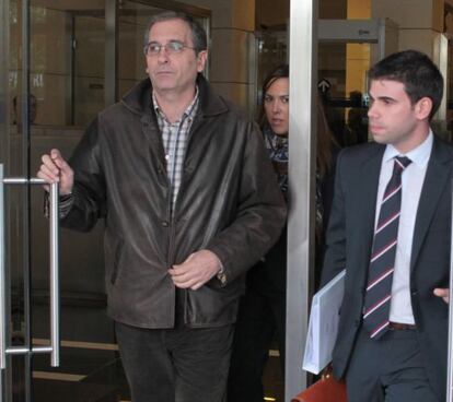 José María Bravo sale del juzgado de San Sebastián acompañado de su abogado.