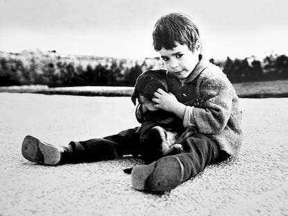 La autora con 'Groucho', su primer perro, en los años setenta.