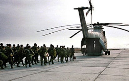Decenas de soldados rusos se disponen a viajar a Chechenia a bordo de un helicóptero, el pasado mes de julio.