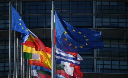 Fachada do Parlamento Europeu, em Estrasburgo (França), com as bandeiras dos países membros da União Europeia.