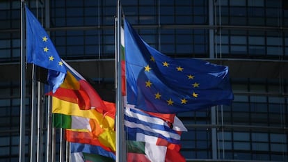 Fachada do Parlamento Europeu, em Estrasburgo (França), com as bandeiras dos países membros da União Europeia.