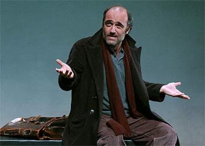 Francesc Orella, en una escena de <i>La caída</i>, de Albert Camus