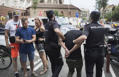 Dos policías detienen a un hombre en Barcelona.