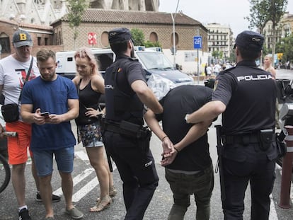 Dos policías detienen a un hombre en Barcelona.