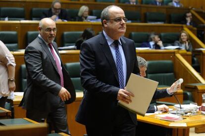 Joseba Egibar, en primer plano, por delante de José Antonio Pastor en el Parlamento vasco.