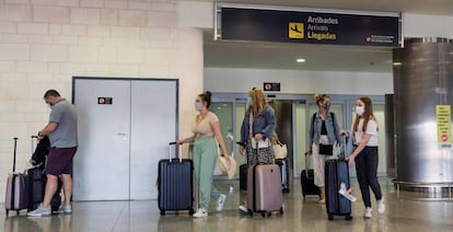 Viajeros en el aeropuerto de Menorca, en España.