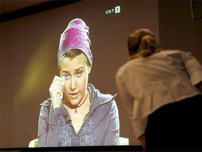 Una mujer sigue la entrevista de Natascha Kampusch en la cadena de televisión pública austriaca ORF.