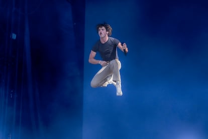 Benson Boone, por los aires, en una de sus acrobacias, ayer en Mad Cool.