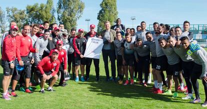 El plantel de los Lobos junto con Felix Welling, emisario del Wolfsburgo.