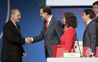 El presidente del Comité Olímpico Internacional (COI), Jacques Rogge (izquierda), saluda al presidente del Gobierno, Mariano Rajoy, junto al resto de los miembros de la delegación española, tras la presentación de la candidatura de Madrid 2020.