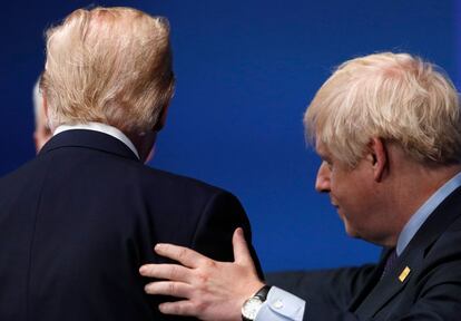 Boris Johnson (a la derecha), primer ministro británico, da la bienvenida al presidente de los EE UU, Donald Trump, antes de la foto de familia, este miércoles.